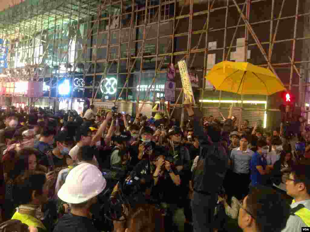 大批市民连续第二晚在旺角与警方“巷战” （美国之音海彦拍摄 ）