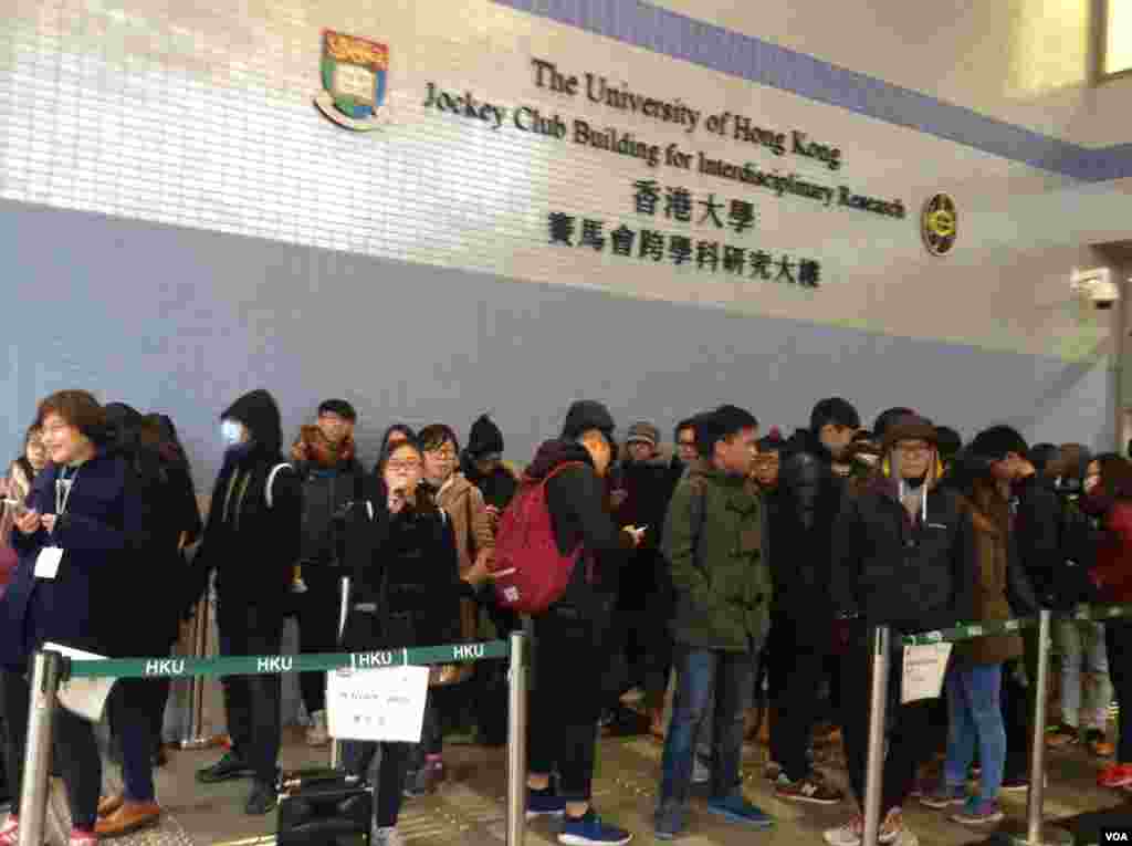 香港大學罷課學生和一些民間團體在港大校委會會場外抗議(美國之音海彥拍攝)