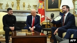 Президент США Дональд Трамп, президент Украины Владимир Зеленский и вице-президент Джей Ди Вэнс во время встречи в Овальном кабинете Белого дома. 28 февраля 2025 года.