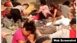 多名儿童和等候在门口的家长受伤，部分伤者衣不蔽体，地面血迹斑斑。(微博截图)