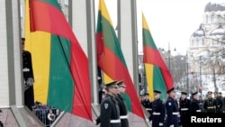 Почетный караул Литовской армии на церемонии поднятия флага во время празднования Дня защитников свободы в Вильнюсе 13 января 2011 года. Архивное фото.