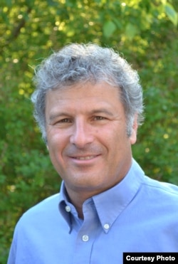 美利坚大学传播学兼历史学教授利昂纳德·斯坦霍恩