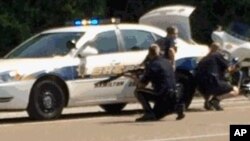 У рекрутингового центра ВМС США в Чаттануге в штате Теннесси. 16 июля 2015 г. (кадр телевидения)