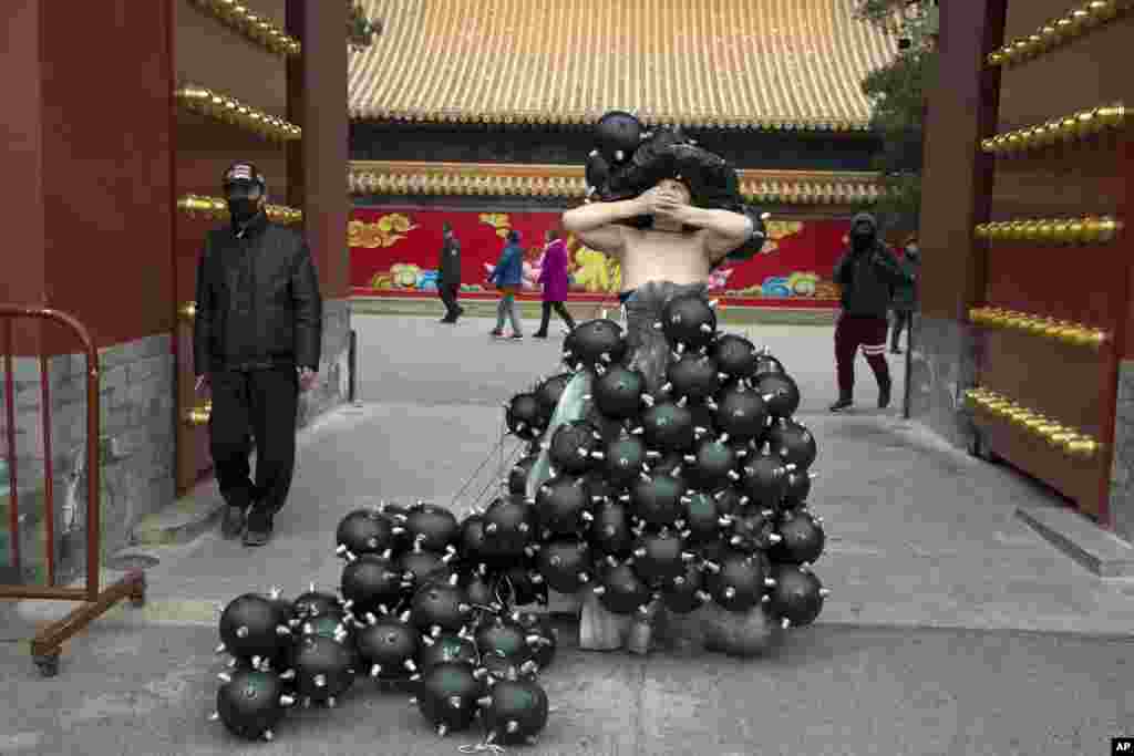 中国两会举行之际，2018年3月4日，艺术家孔宁在北京街头穿着一件黑色球体（象征着放大了的空气粉尘颗粒）构成的衣服，以提高人们的空气污染意识。