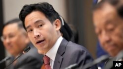 ຜູ້ນຳຂອງພັກກ້າວໄກ ທ່ານພິທາ ລິ້ມຈະເຣີນຣັດ ຕອບຄຳຖາມຂອງນັກຂ່າວ ຮ່ວມກັບບັນດາຜູ້ນຳຂອງເຈັດພັກອື່ນໆ, ໃນລະຫວ່າງກອງປະຊຸມຖະແຫລງຂ່າວ ຢູ່ໃນນະຄອນຫຼວງບາງກອກ ຂອງປະເທດໄທ, ວັນທີ 18 ພຶດສະພາ 2023.