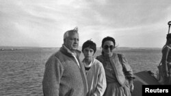 1982年1月19日当时担任以色列国防部长的沙龙携妻儿游览苏伊士运河。