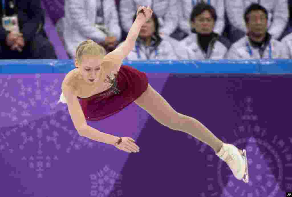 美国队的布雷迪&middot;特内尔（Bradie Tennell）2018年2月11日在韩国江陵举行的平昌冬奥会团体花样滑冰赛女子短节目中竞技。她获得金牌。