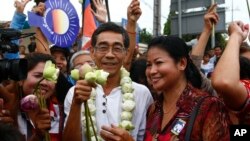 反對派高級成員西索瓦‧托米克親王（中）2013年8月5日在金邊與民眾合影