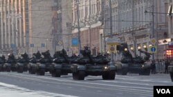 俄罗斯重新让邻国害怕？今年5月莫斯科红场阅兵彩排时的坦克车队。（美国之音白桦拍摄 ） 