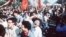 中國大學生1989年春季在北京街頭參加要求中共進行民主改革的運動。