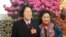 任期最长、从来只投赞成票的人大代表申纪兰（左）2012年参加人大会议时的合影照。（美国之音张楠拍摄）