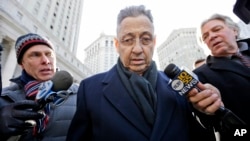 前纽约州众议院议长萧华（Sheldon Silver，中）在离开联邦法庭时被记者包围（2015年2月24日）