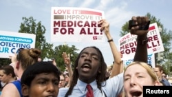 奥巴马医保法的支持者听到裁决后在美国最高法院前欢呼
