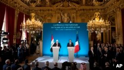 奧朗德(右)和伊拉克總統馬蘇姆(左)在巴黎共同主持一次會議