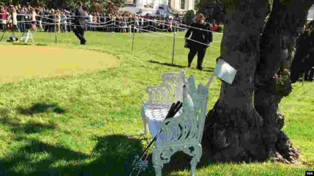 白宫南草坪旁，第一家庭的高尔夫球具 (美国之音张蓉湘拍摄)