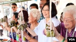 台灣總統蔡英文在星期四的傳統節日端午節期間與民眾一起包粽子。（蔡英文面書截圖）