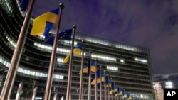 Флаги Европейского Союза и Украины у штаб-квартире ЕС в Брюсселе в день третьей годовщины с начала полномасштабного вторжения России в Украину, 24 февраля 2025 года