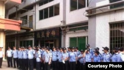 警察在工厂维稳 (新浪微博“新生鞋厂工友维权”)