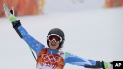 斯洛文尼亚滑雪女将马泽在女子高山滑雪大回转项目比赛中欢呼自己的好成绩。（2014年2月18日）