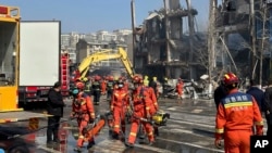 ນັກ​ດັບ​ໄຟ​ເຮັດ​ວຽກ​ຢູ່​ສະ​ຖານ​ທີ່​ຂອງ​ການ​ລະ​ເບີດ​ໃນ​ເມືອງ ຊານ​ຮີ, ແຂວງ ເຮ​ເບີຍ, ຈີນ, 13 ມີ​ນາ 2024.