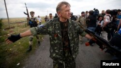 7月22日一名亲俄分离武装人员在马航坠机现场维持秩序