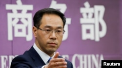 中国商务部发言人高峰2018年4月6日主持例行记者会（路透社）