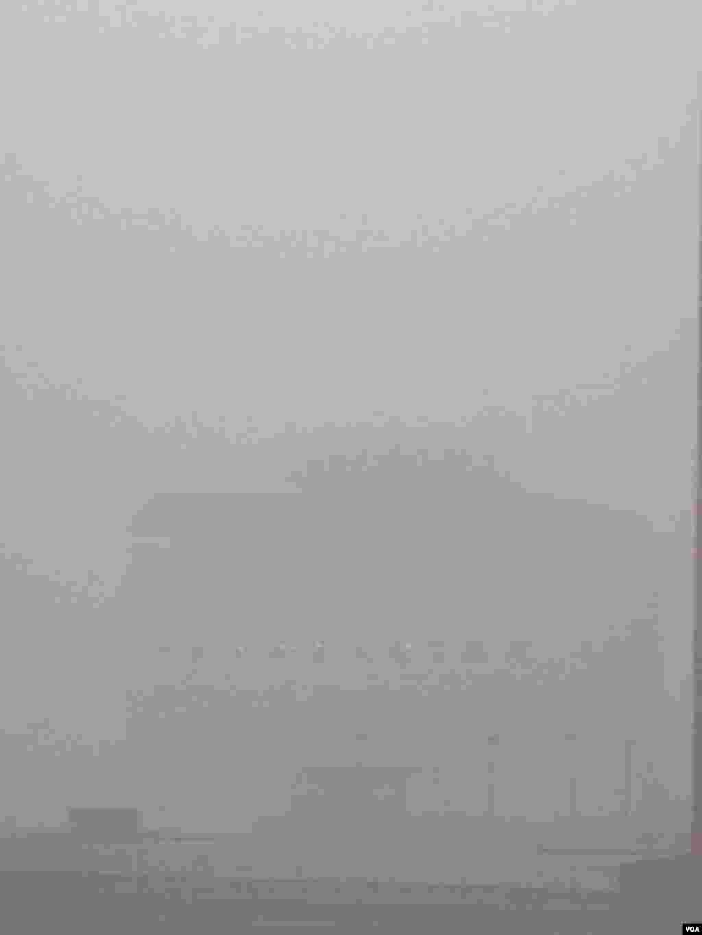 2015年12月1日上午，北京秀水街附近小区。据报道，严重雾霾致使北京部分地区能见度不足500米，某些地区能见度仅200米。（美国之音叶兵拍摄）