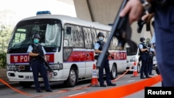 香港警方押解李宇軒4月7日到法庭提堂時荷槍實彈如臨大敵 （路透社照片）