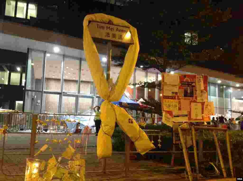 金鐘示威區人數銳減但仍有大批人堅守(美國之音海彥拍攝)