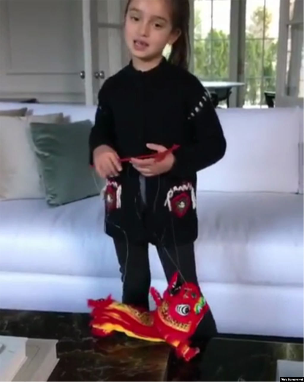 川普总统的外孙女，5岁的阿拉贝拉&middot;库什纳手拿中国传统的牵线狮子玩偶，唱中文儿歌《新年好》（川普的女儿伊万卡&middot;川普2017年2月2日发的春节拜年推特的视频截图）。 2月1日晚上，美国总统川普的女儿伊万卡&middot;川普也携同会说中文的小女儿阿拉贝拉参加了在中国驻美国大使馆举办的 &ldquo;中国文化之夜&rdquo;活动。