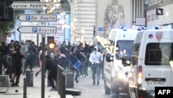 Waandamanaji wakipambana na polisi wa kupambana na ghasia CRS mjini Marseille, kusini mwa Ufaransa hapo June 30, 2023, kufuatia kuuliwa kwa kijana mwenye asili ya Kiafrika na polisi mjini Paris June 27.