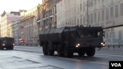 2014年胜利日红场阅兵前彩排时，莫斯科街头的伊斯康德尔-M战术导弹。（美国之音白桦拍摄）
