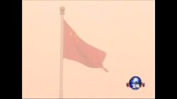 北京遭雾霾沙尘大风三重袭