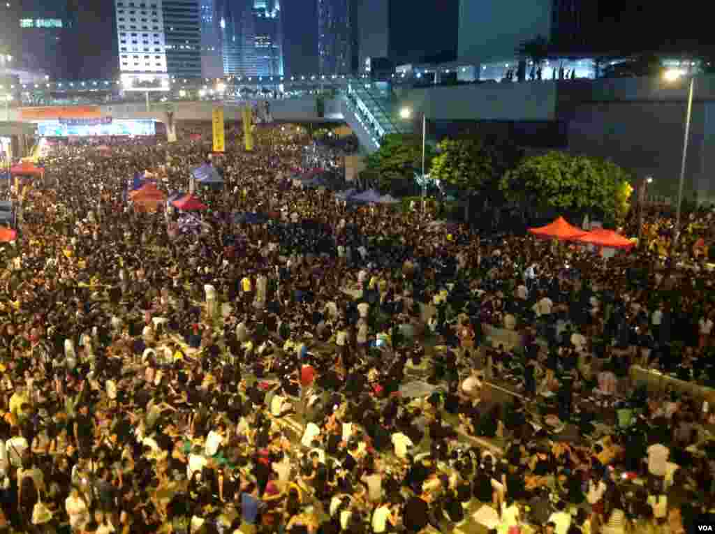 数以万计港人周三继续参与街上占据行动（美国之音海彦拍摄）