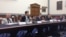 国会共和党众议员罗拉巴克(左一)和三位专家在听证会上作证