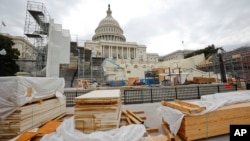 正在搭建的總統宣誓就職大典平台（2016年12月8日）