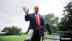 特朗普總統離開白宮前往佛羅里達州之前對媒體發表講話。（2020年7月31日）