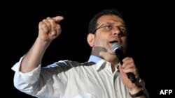 Mayan Istanbul Ekrem Imamoglu ya yi magana cikin farın ciki da jama’a a Istanbul ranar Maris 31, 2024