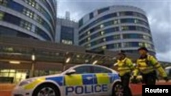 英国警察在优素福扎伊入住的伊丽莎白王后医院急症入口处巡逻