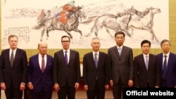 美國貿易代表團成員和中國官員在北京合影。