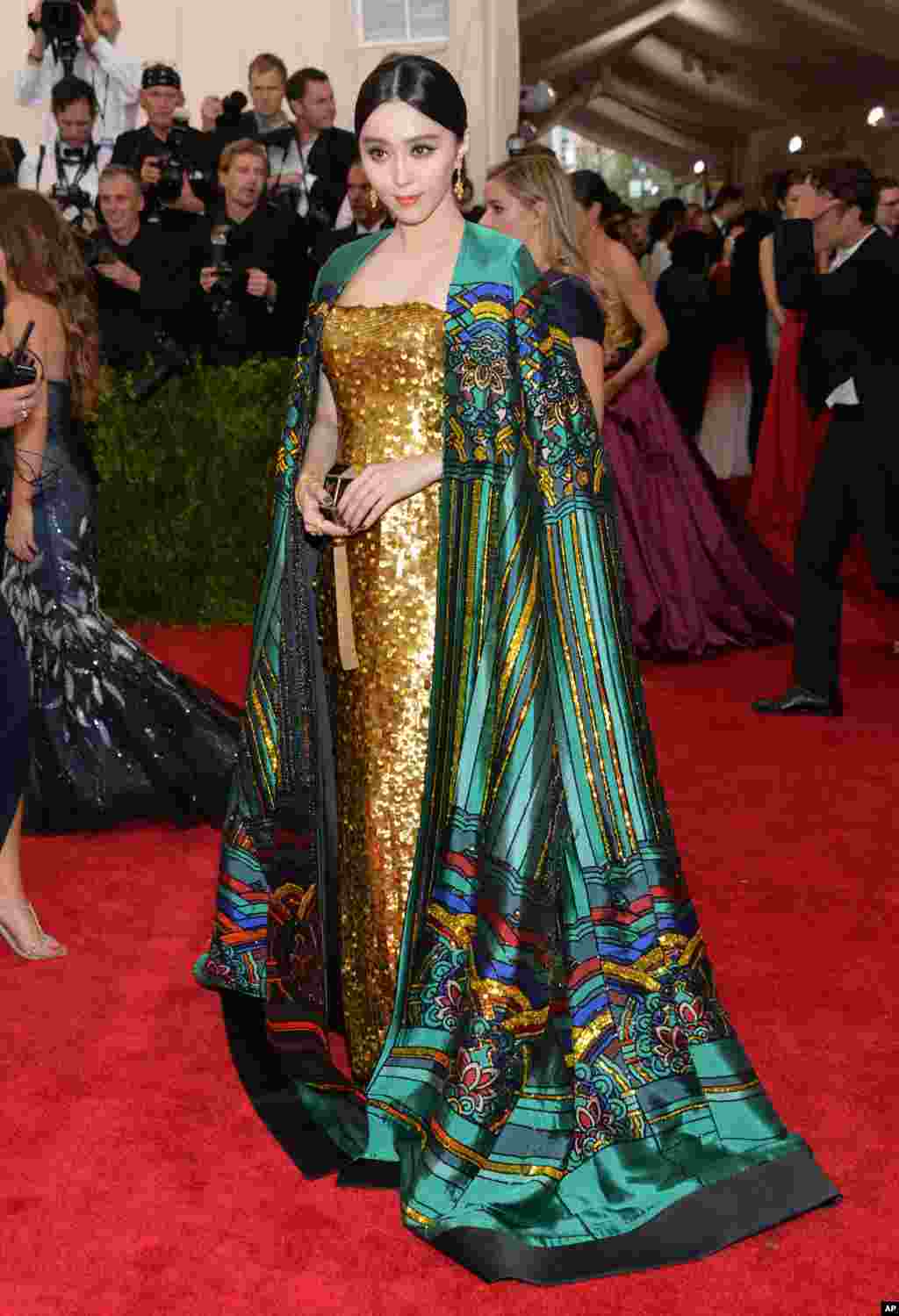 范冰冰参加纽约大都会艺术博物馆时装馆慈善晚宴（2015年5月4日）。2015年的晚宴以&ldquo; 中国：镜花水月（China：Through the Looking Glass）&rdquo;为主题。范冰冰在美国福布斯杂志2016年演员收入排行榜上名列第五，赚进1700万美元。她过去在回答关于嫁入豪门问题的时候说：&ldquo;我没有想嫁入豪门，我就是豪门！&rdquo;