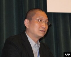 港大传媒中心主任钱刚