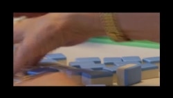 美国热浪破纪录！泳池消暑打麻将？