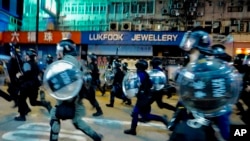 抗议者2019年9月6日星期五在香港弥敦道抗议期间面对警方追捕示威者。（美联社资料照片/ Vincent Yu）