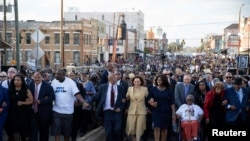 Makamu Rais Marekani kamala Harris akiwa na baadhi ya wanaharakati huko Selma, Alabama
