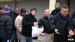 災民排隊領取物資