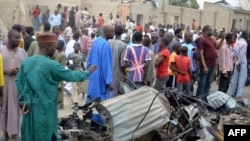 3月2日尼日利亞人觀看炸彈襲擊造成的損害