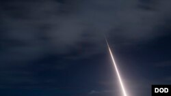 目标导弹2018年10月26日从夏威夷可爱岛上升空（美国国防部导弹防御局）