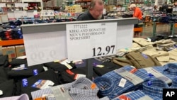  В июле рост потребительских расходов в США замедлился до скромного увеличения на 0,3%, в то время как инфляция за последние 12 месяцев выросла до самых высоких темпов за три десятилетия