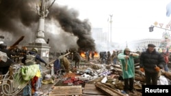 乌克兰反政府民众2月19日聚集在基辅市中心的独立广场